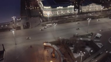Ekaterinburg, Rusya. Sevastyanov ve İşçi Meydanı. Şehrin merkez caddesi Lenin Prospect 'tir. Baharın başında gece şehri. 4K
