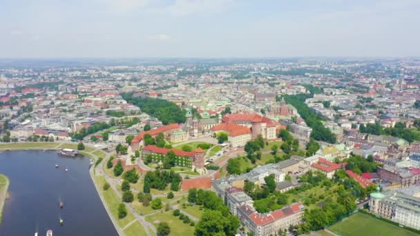 Krakau, Polen. Wawel Castle. Schepen op de Vistula Rivier. Uitzicht op het historische centrum. 4K — Stockvideo