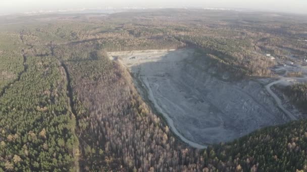 Cantera de piedra en el bosque. Volando sobre el bosque mixto de otoño durante el atardecer. Los alrededores de Ekaterimburgo. Ural, Rusia. 4K — Vídeo de stock