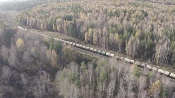 Jekaterynburg, Rosja. Pociąg ze zbiornikami do transportu paliw i smarów na tle jesiennego lasu. Zachód słońca. 4K — Wideo stockowe