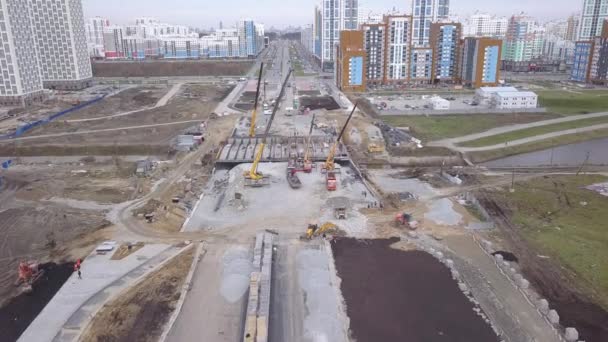 Ekaterinburg, Rusia. Pembangunan jembatan di atas sungai. Area Konstruksi Baru - Akademicheskiy (Akademik). 4K — Stok Video