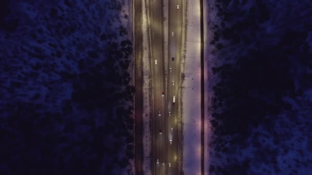 Екатеринбург, Россия. Перекресток в форме колец. Обмен ночью. Активное движение. 4K — стоковое видео