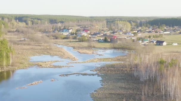 Dolly zooma. Ryssland, Uralbergen. Byn ligger nära en sumpig damm omgiven av skog. Solnedgångstid — Stockvideo