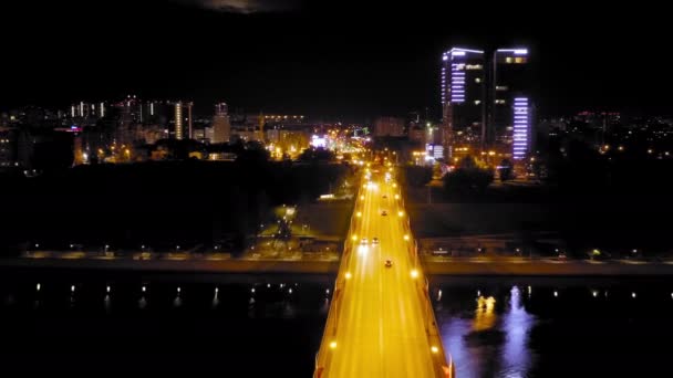 Perm, Rusland. Nachtvlucht. Brug over de Kama rivier - Komunalny brug. Het centrum. 4K — Stockvideo
