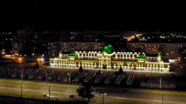 Nizhny Novgorod, Rusya. Gece Nizhny Novgorod panayırının gökyüzü manzarası. 19. yüzyıl binası. Binanın önündeki mesaj, Rusya benim hikayem. 4K