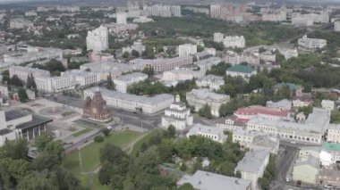 Rusya, Vladimir. Şehrin üzerinde uçuş. Şehrin en önemli eğlencelerinden biri Altın Kapı 'dır. 4K