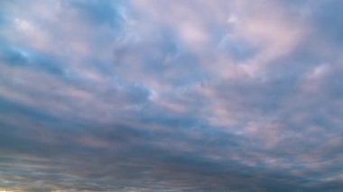 Yaroslavl, Rusya. Bulutlar. Gün batımından geceye geçiş. 4K