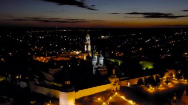 Sergiev Posad, Rusya. Trinity-Sergius Lavra, Rus Ortodoks Kilisesi 'nin en büyük erkek manastırıdır. Sergiev Posad şehrinin merkezinde yer almaktadır. Geceleyin. 4K