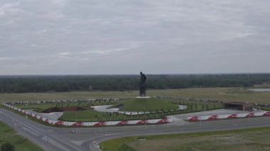 Rzhev, Rusya. Rzhev Anıtı, 1942-1943 yılları arasında Rzhev yakınlarında ölen Sovyet askerlerinin anısına adanmıştır. 4K