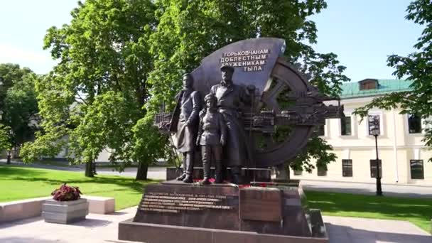 ロシアのニジニ-ノヴゴロド。勇敢なホームフロント労働者のゴーキー住民への記念碑。4K — ストック動画
