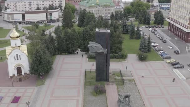 Ivanovo, Rusia. Vuelo sobre el centro de la ciudad. Plaza Revolución. Monumento a los combatientes de la Revolución de 1905. 4K — Vídeo de stock