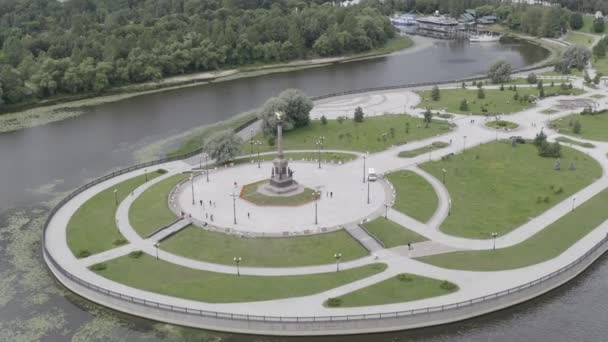 Yaroslavl, Rusia. Strelka (scuipat), Kotorosl curge în râul Volga și unde, potrivit legendei, prințul Yaroslav cel Înțelept a fondat orașul Yaroslavl. 4K — Videoclip de stoc