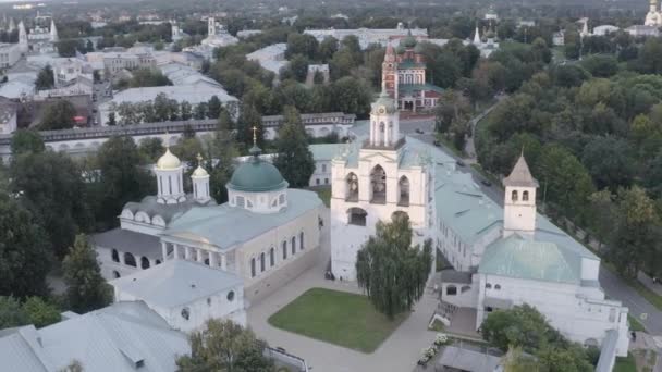 Jarosław, Rosja. Dzwonnica Klasztoru Jarosława Spaso-Preobrazhenskiego (Klasztor Spaso-Jarosława) - starożytny klasztor męski w Jarosławiu. Czas na zachód słońca. 4K — Wideo stockowe