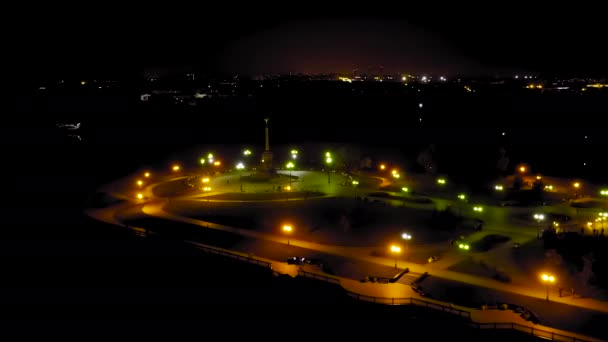 Yaroslavl, Rusia. Strelka (escupitajo), Kotorosl desemboca en el río Volga. Luces de la ciudad por la noche. 4K — Vídeo de stock