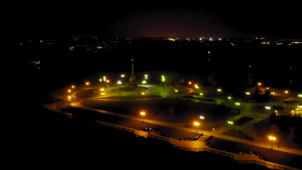 Yaroslavl, Rusia. Strelka (Spit), Kotorosl mengalir ke Sungai Volga. Lampu kota di malam hari. 4K — Stok Video