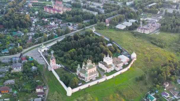Pereslavl-Zalessky, Russia. Il monastero di Dormition Goritsky è un ex monastero ortodosso. Alla luce del sole al tramonto. 4K — Video Stock