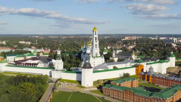 Sergiev Posad, Rusya. Trinity-Sergius Lavra, Rus Ortodoks Kilisesi 'nin en büyük erkek manastırıdır. Sergiev Posad şehrinin merkezinde yer almaktadır. Gün batımı ışığı. 4K — Stok video