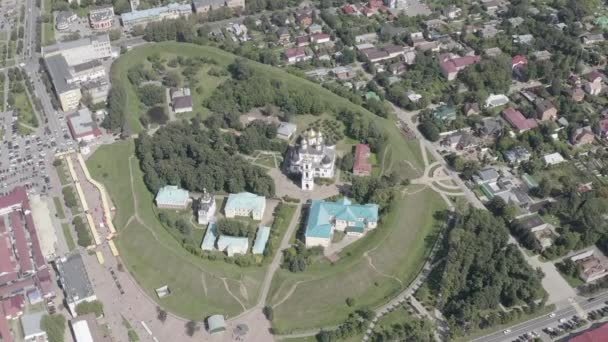 Dmitrov, Rússia. Catedral da Assunção da Bem-Aventurada Virgem Maria - localizada no Kremlin Dmitrov. Um monumento arquitetônico do início do século XVI. 4K — Vídeo de Stock