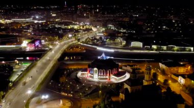 Tula, Rusya. Geceleri şehrin havadan görünüşü. Tula Eyalet Silah Müzesi. 4K