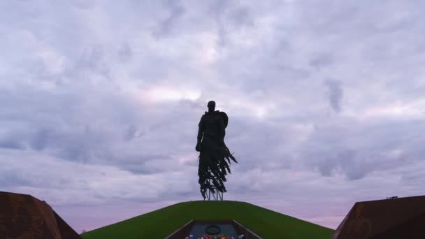 Rzhev, Ryssland. Rzjevs minnesmärke över den sovjetiska soldaten. Vackra moln i gryningen och soluppgången. 4K — Stockvideo