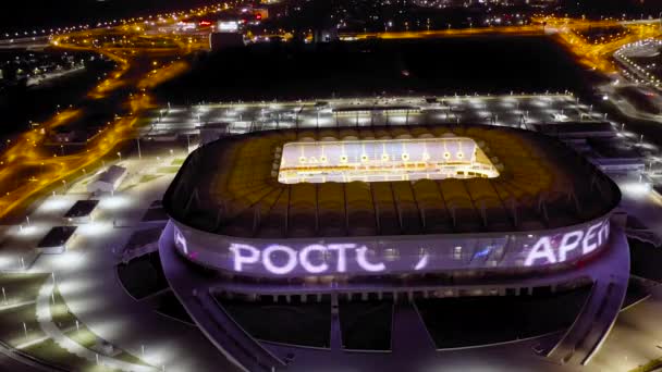 Rostow am Don, Russland. Rostow Arena oder Rostow-Arena - ein Fußballstadion in Rostow am Don, das 2018 als Austragungsort von WM-Spielen errichtet wurde. Nachts. 4K — Stockvideo