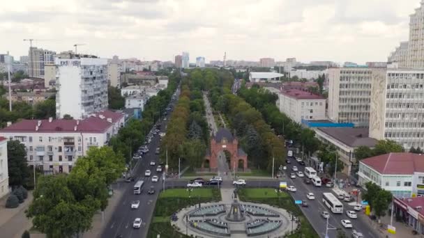 Krasnodar, Ryssland - 27 augusti 2020: Alexandrovsky Boulevard. Monument över den heliga stora martyren Catherine med en fontän. Triumfbåge. Flygfoto. 4K — Stockvideo