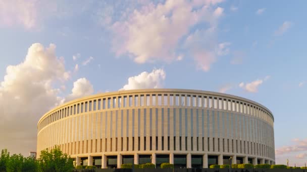 Krasnodar, Russland. Aus Tag wird Nacht. Wolken ziehen auf und die Stadionbeleuchtung geht an. 4K — Stockvideo