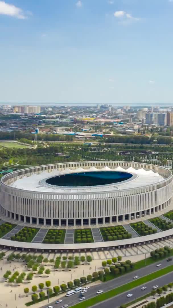 Krasnodar, Russie. Le Krasnodar Stadium est un stade de football situé dans le parc Krasnodar. Les nuages — Video