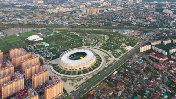 Krasnodar, Rusya. Krasnodar Stadyumu, Krasnodar parkında bir futbol stadyumudur. Şehir ışıkları yanıyor. 4K — Stok video