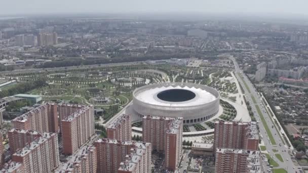 Krasnodar, Russie, Krasnodar - stade de football du club éponyme dans la ville de Krasnodar. Public Park Krasnodar (Galitsky Park). Vue aérienne d'été. 4K — Video