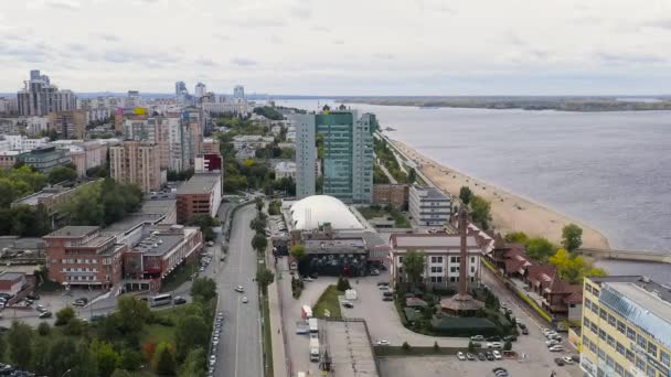 ロシアのサマラだ。看板のある建物ロズネフト。ヴォルガ川の岸に位置しています。4K — ストック動画