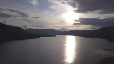 Teletskoy Gölü 'nden yükselin. Güneşe, Rusya' ya, Altai 'ye karşı. Ormanlarla kaplı dağlar. 4K