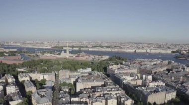 Saint-Petersburg, Rusya. Neva Nehri. Hare Adası ve Artelery Adası 'nın panoramik hava manzarası. Peter-Pavel 'in Kalesi. Üçlemeci Köprüsü. Vasilyevsky Adası 'nın tükürüğü. 4K