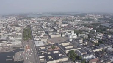 Helsinki, Finlandiya. Şehir merkezinin hava manzarası. Helsinki Katedrali. Senato karesi. Pazar Meydanı. 4K