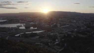 Oslo, Norveç. Gün batımında şehir manzarası. Arka ışık. Şehrin merkezi kısmından. 4K