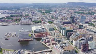 Dolly zoom. Oslo, Norveç. Şehir merkezi havadan izleniyor. Oslo Fjord seti. Oslo Opera Binası