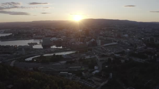 Oslo, Noruega. Vista de la ciudad al atardecer. Luz trasera. La parte central de la ciudad. 4K — Vídeos de Stock