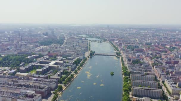 Zoom Dolly. Copenaghen, Danimarca. Centro storico della città, tetti della città e laghi di Copenaghen. Vista aerea — Video Stock