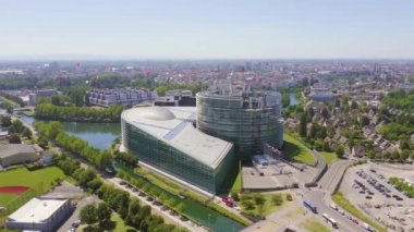 Strasbourg, Fransa. Binaların kompleksi Avrupa Parlamentosu, Avrupa İnsan Hakları Mahkemesi ve Avrupa Sarayı 'dır. 4K