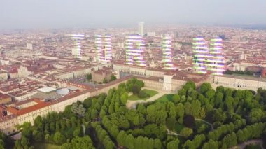 Torino, İtalya. Şehrin üzerinde uçuş. Tarihi merkez, üst görünüm. 4K