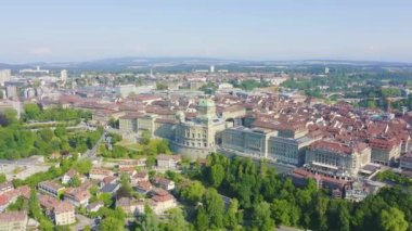 Bern, İsviçre. Federal Saray - Bundeshaus, Tarihi şehir merkezi, genel manzara, Aare nehri. 4K