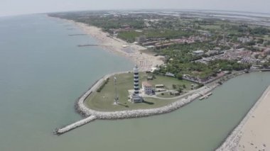 İtalya, Jesolo. Işık Evi Faro di Piave Vecchia. Lido di Jesolo, Venedik 'in Jesolo eyaletinde yer alan bir şehirdir. 4K