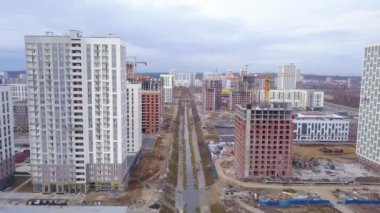 Ekaterinburg, Rusya. İnşaat halindeki binalar arasında nehir üzerinde uçuş. Yeni İnşaat Alanı - Akademicheskiy (Akademik). 4K