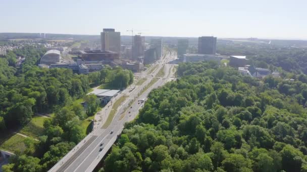 Luxembourg, Avenue John F. Kennedy, Uma área com arranha-céus modernos. Pont rouge. 4K — Vídeo de Stock