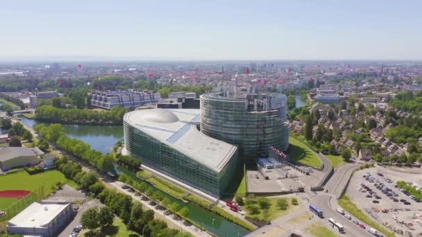 Estrasburgo, França. O complexo de edifícios é o Parlamento Europeu, o Tribunal Europeu dos Direitos do Homem, o Palácio da Europa. 4K — Vídeo de Stock