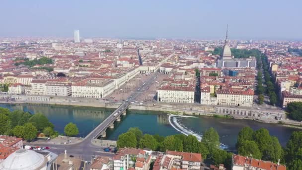 Dolly zoom. Turin, Italien. Flug über die Stadt. Platz Vittorio Veneto, katholische Pfarrkirche Gran Madre Di Dio — Stockvideo