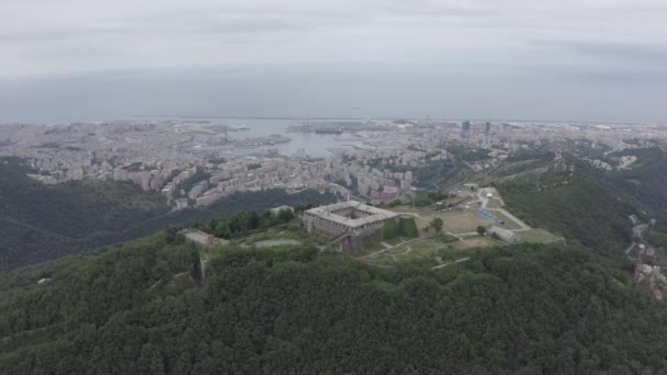 Genova, Italia. Forte Begato Fortificato con bastioni angolari intorno ad un cortile centrale e sorretto da un ampio argine. 4K — Video Stock