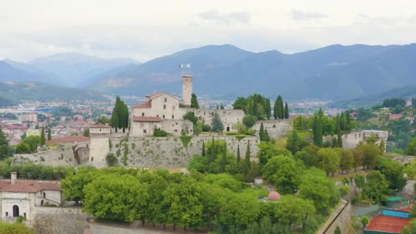 Zoom Dolly. Brescia, Italia. Castello di Brescia. Volo sopra la città con tempo nuvoloso — Video Stock