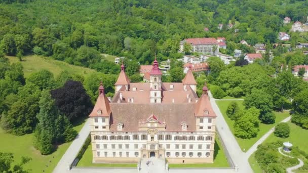 Dolly zoomen. Graz, Oostenrijk. Paleis Eggenberg (Schloss Eggenberg) - de grootste aristocratische residentie in Stiermarken staat op de Werelderfgoedlijst. De bouw werd voltooid in 1646. — Stockvideo