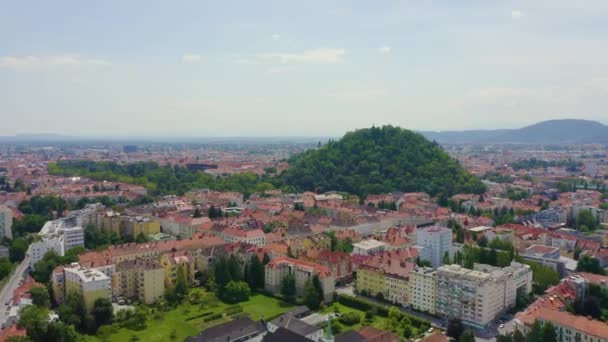 Graz, Oostenrijk. Het historische centrum luchtfoto uitzicht. De berg Schlossberg (Kasteelheuvel). 4K — Stockvideo